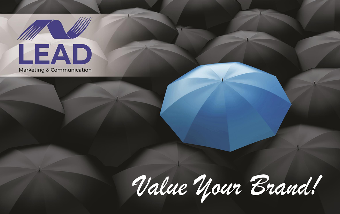 Le parapluie bleu LEAD COM qui se distingue parmi la foule — Value Your Brand !